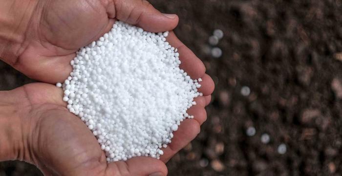 PUPUK CAIR NITROGEN BERBASIS UREA